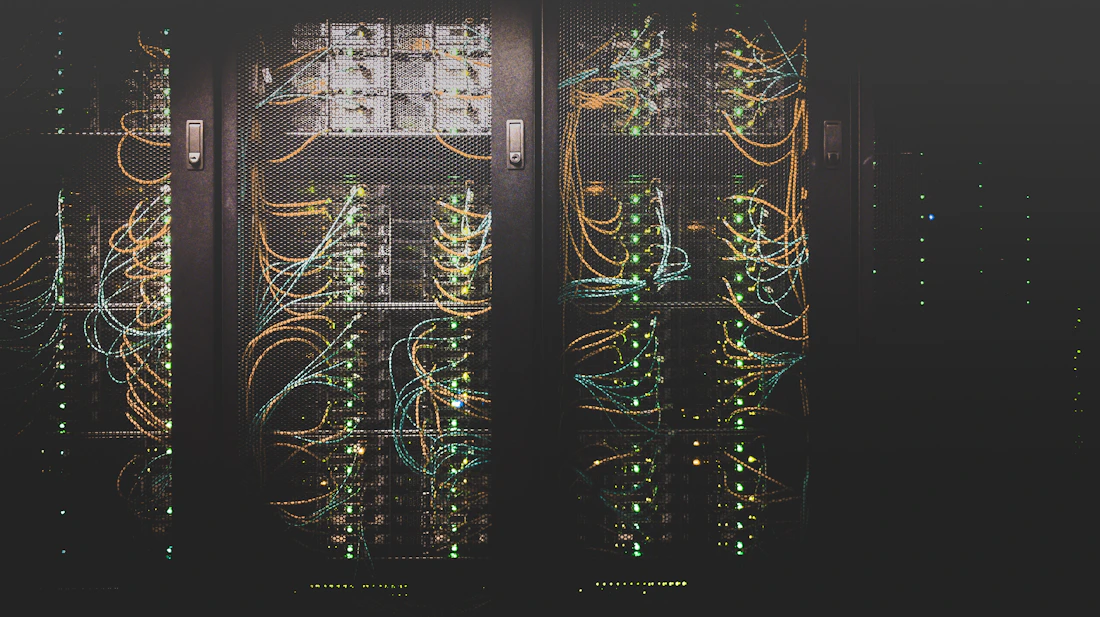 Equipamentos de rede em rack iluminado por luzes frias